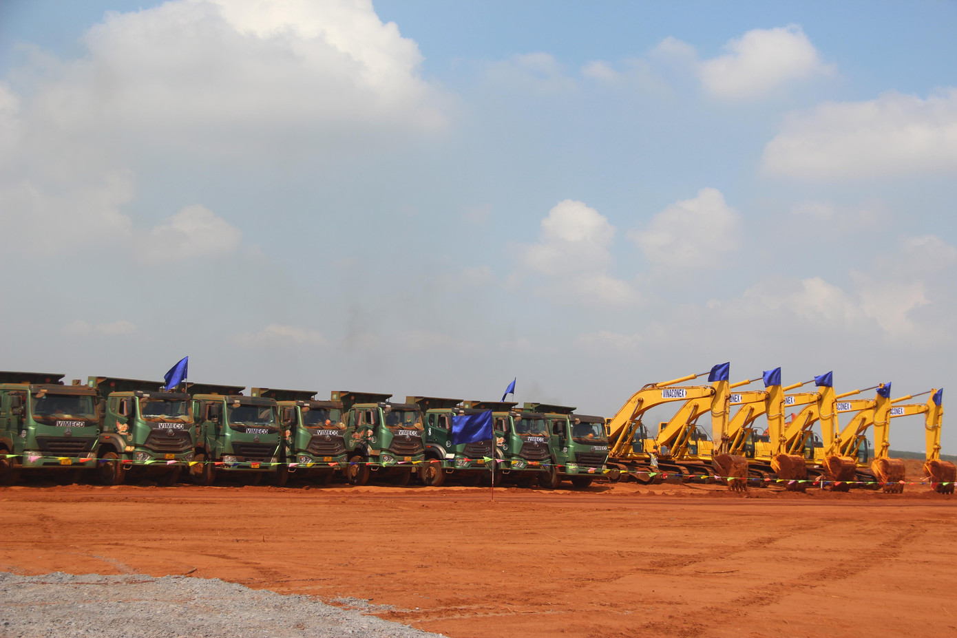 Xe máy công trình tập kết tại công trường