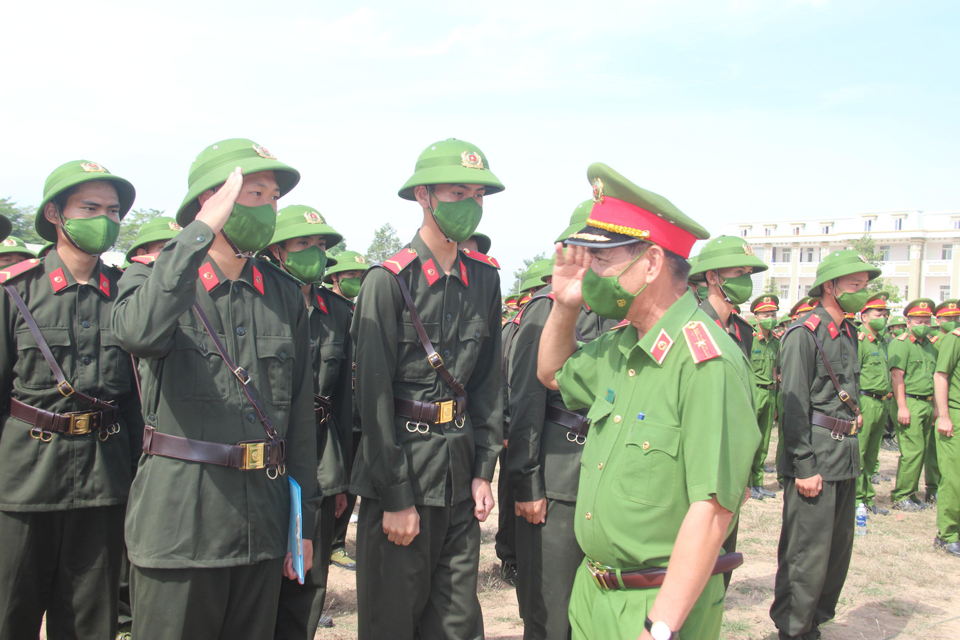 Thiếu tướng Nguyễn Văn Bảnh thăm hỏi, động viên chiến sĩ mới