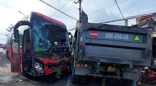 Hai xe ô tô hư hỏng nặng Hai xe ô tô hư hỏng nặng