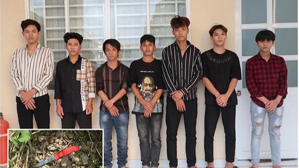 Các đối tượng bị bắt giữ cùng hung khí gây án