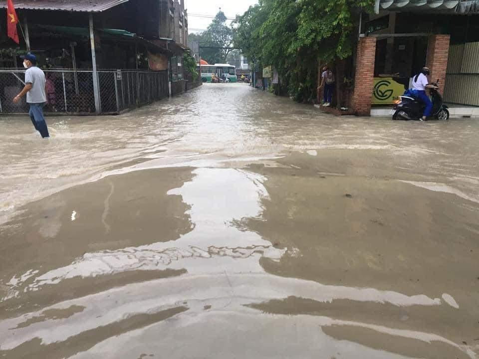 Bên ngoài cổng trường nước ngập sâu Bên ngoài cổng trường nước ngập sâu