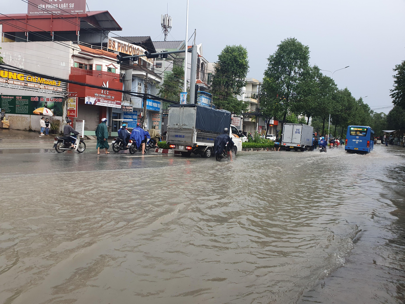 Hai xe tải chết máy đang chờ cứu hộ