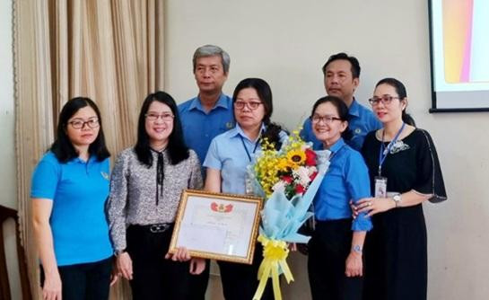 Chị Vân nhận khen thưởng của LĐLĐ tỉnh Chị Vân nhận khen thưởng của LĐLĐ tỉnh