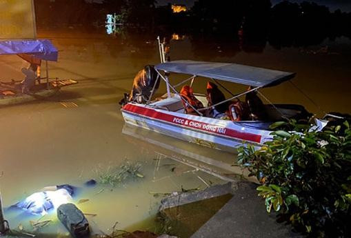 Lực lượng chức năng tìm kiếm thanh niên nhảy cầu Lực lượng chức năng tìm kiếm thanh niên nhảy cầu