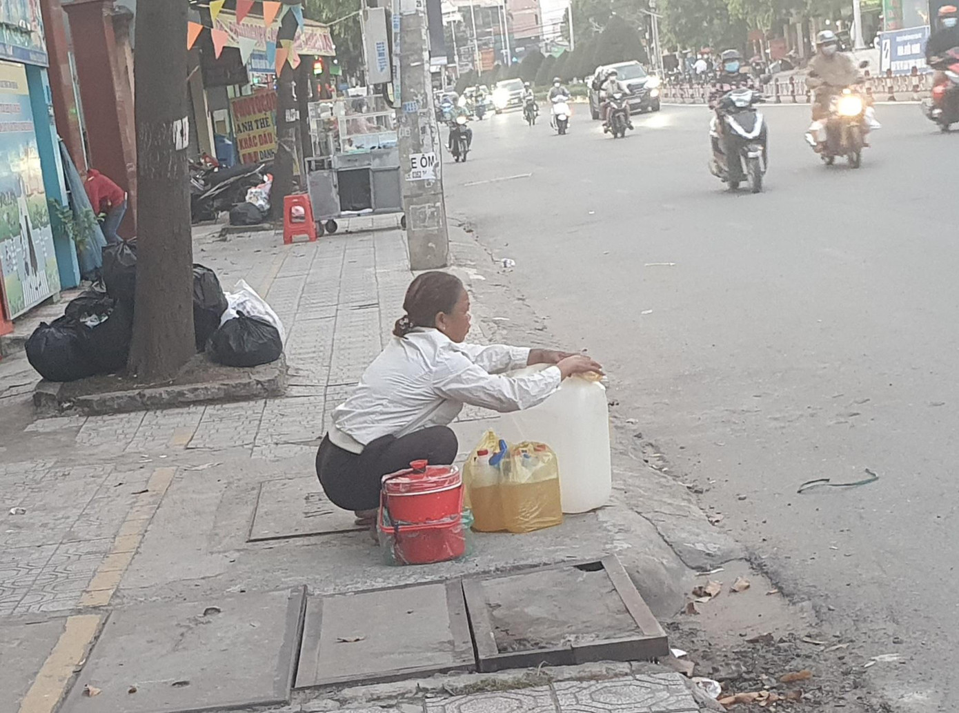 Xuất hiện việc bán lẻ xăng trên đường Đồng Khởi, TP Biên Hòa. Xuất hiện việc bán lẻ xăng trên đường Đồng Khởi, TP Biên Hòa.