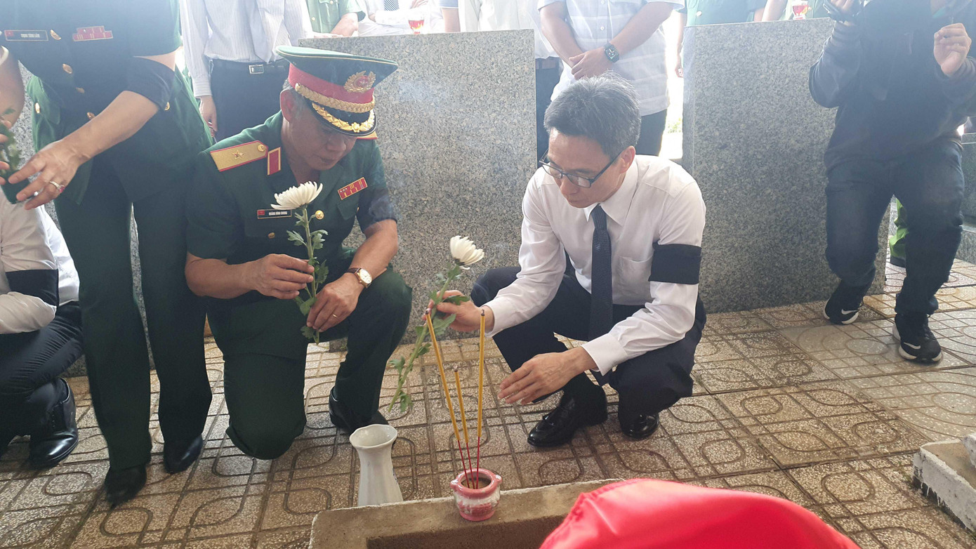 Phó Thủ tướng Vũ Đức Đam tại lễ an táng liệt sĩ