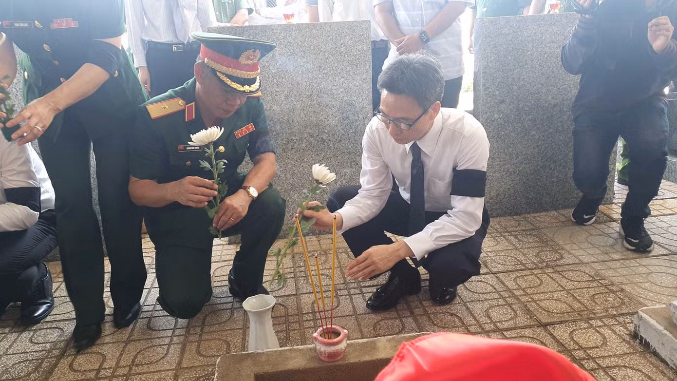 Phó Thủ tướng Vũ Đức Đam tại lễ an táng liệt sĩ