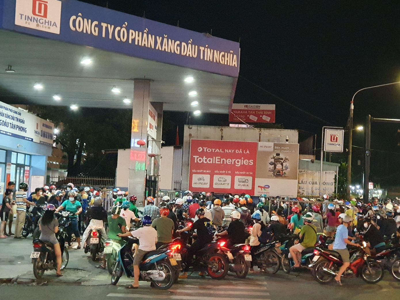 Mua xăng trong đêm.