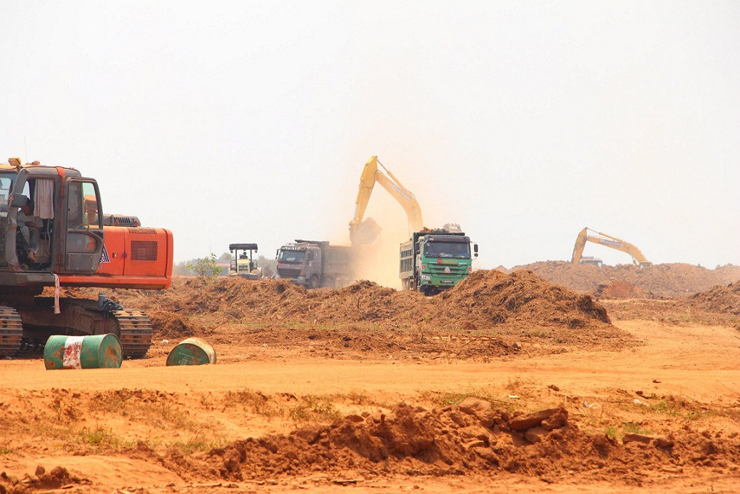Các phương tiện cơ giới đào và vận chuyển đất trong khu vực thi công sân bay