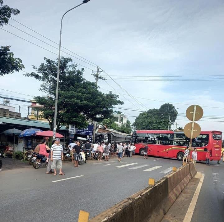 Xe khách lao sang phần đường ngược chiều gây ra vụ tai nạn Xe khách lao sang phần đường ngược chiều gây ra vụ tai nạn