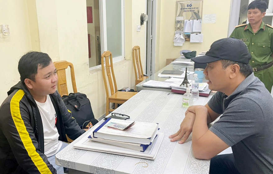 Đối tượng Từ Thanh Tùng (trái) tại cơ quan điều tra