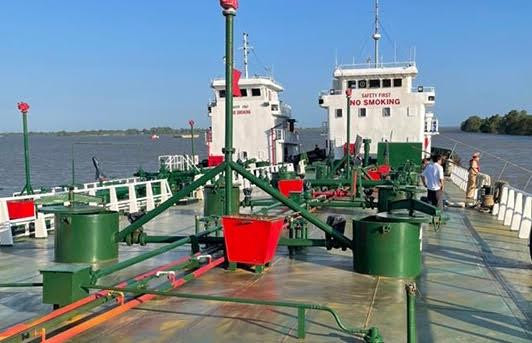 Tàu chở xăng nhập lậu bị bắt giữ Tàu chở xăng nhập lậu bị bắt giữ
