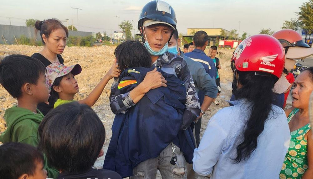 Cháu bé được đưa lên từ hố sâu Cháu bé được đưa lên từ hố sâu