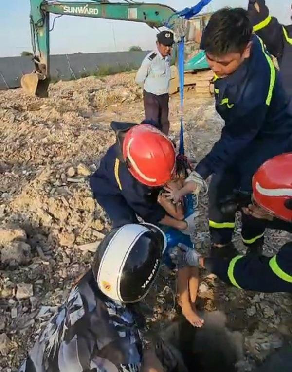 Lực lượng cứu hộ đang giải cứu nạn nhân Lực lượng cứu hộ đang giải cứu nạn nhân