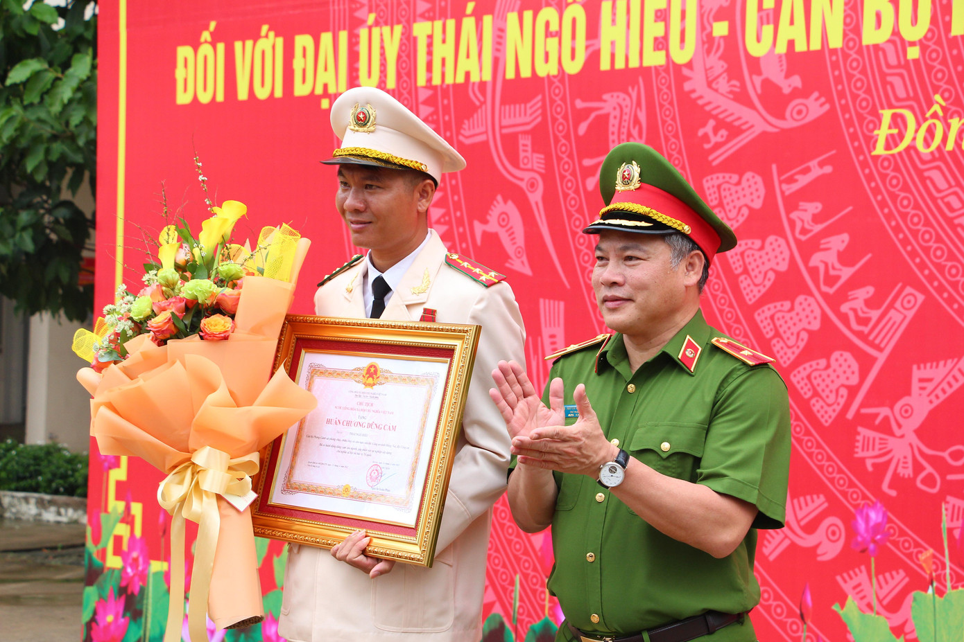 Đại úy Thái Ngô Hiếu vinh dự đón nhận Huân chương Dũng cảm Đại úy Thái Ngô Hiếu vinh dự đón nhận Huân chương Dũng cảm