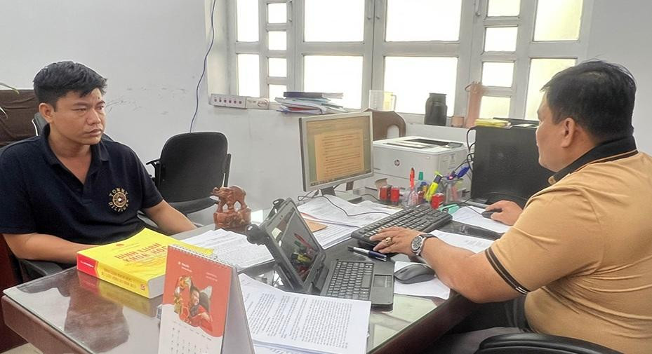 Đối tượng cầm đầu đường dây cá độ bóng đá (áo đen) tại cơ quan điều tra Đối tượng cầm đầu đường dây cá độ bóng đá (áo đen) tại cơ quan điều tra