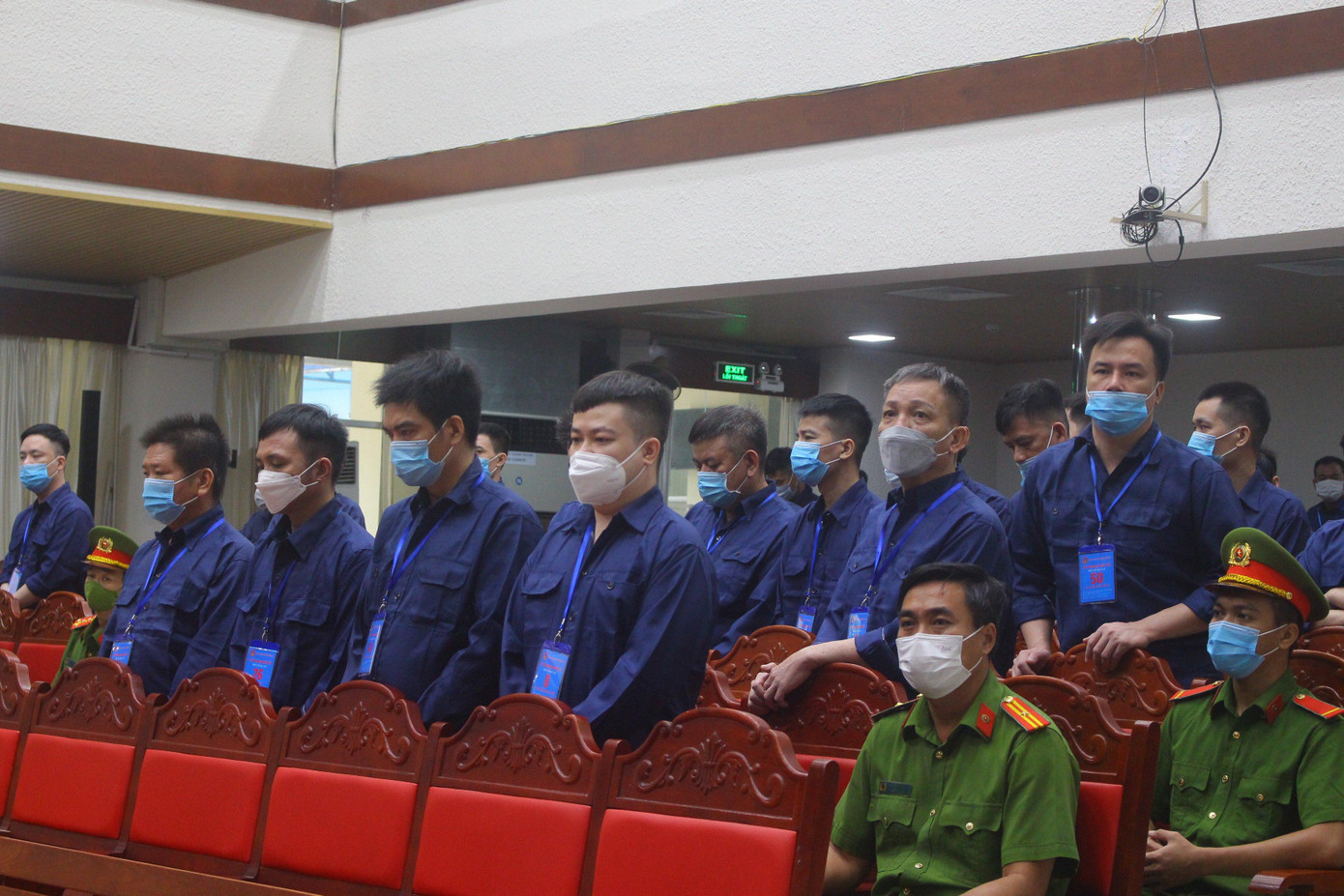 Các bị cáo nghe công bố cáo trạng