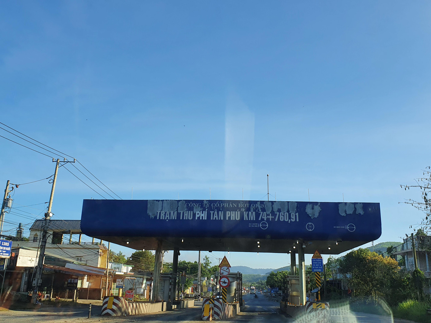 Trạm thu phí Tân Phú trên quốc lộ 20 Trạm thu phí Tân Phú trên quốc lộ 20