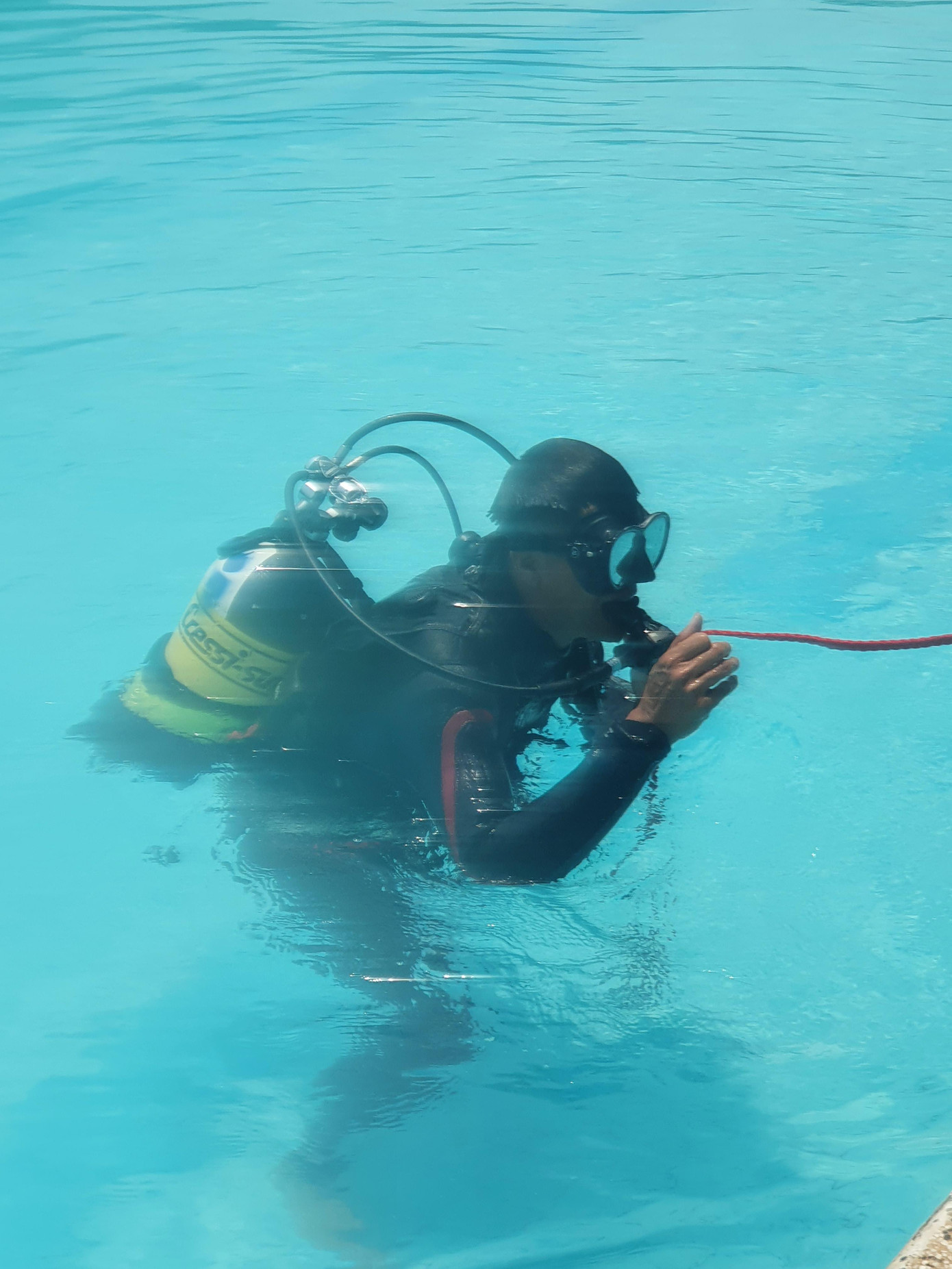 Đại úy Hiếu tập luyện dưới nước