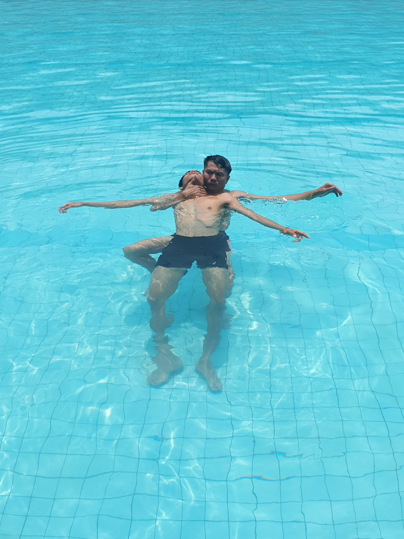 Thao tác bơi cứu người đuối nước được Đại úy Hiếu ứng dụng hiệu quả trong trường hợp cứu sống 4 người bị đuối nước vừa qua.