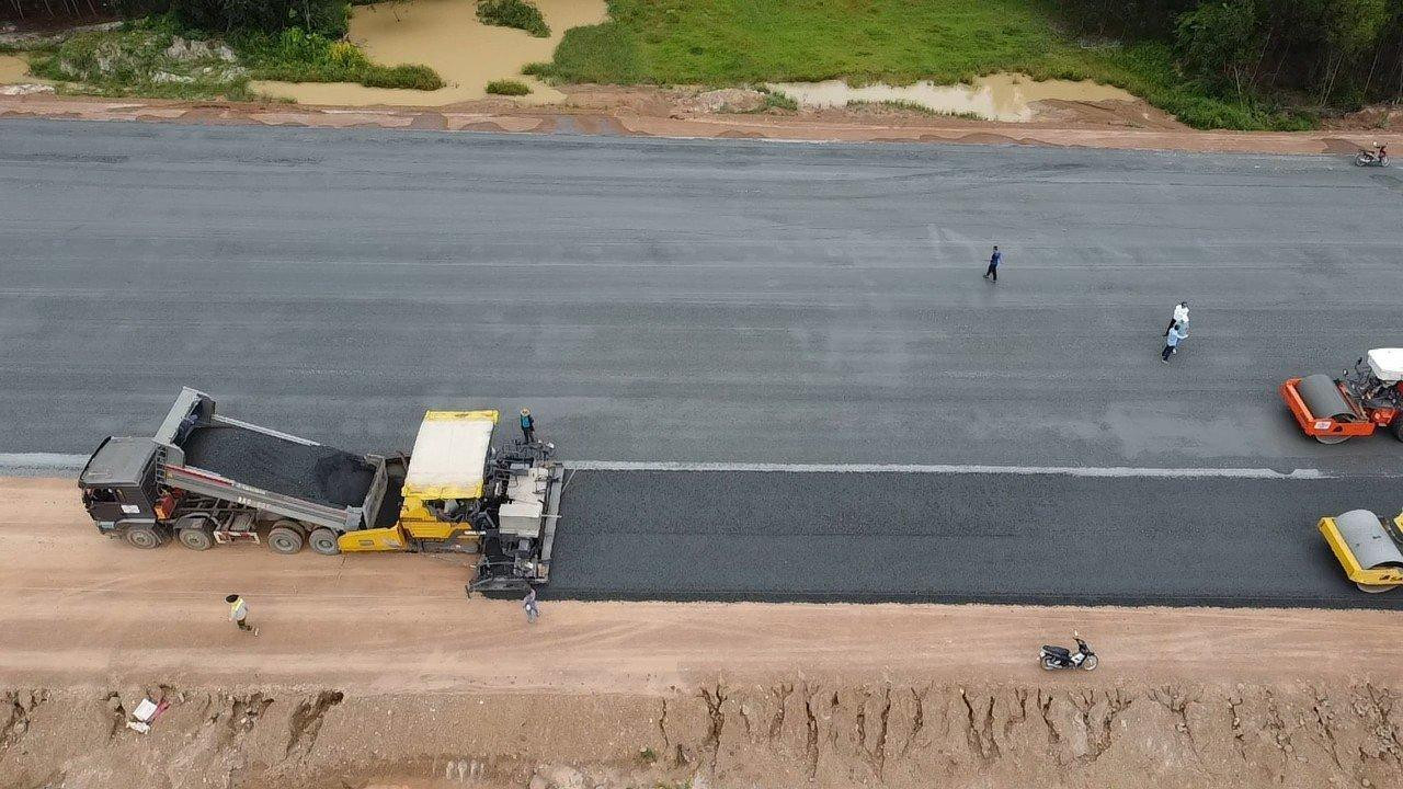 Một điểm trên tuyến cao tốc Dầu Giây - Phan Thiết đang được thảm nhựa - ảnh MT Một điểm trên tuyến cao tốc Dầu Giây - Phan Thiết đang được thảm nhựa - ảnh MT