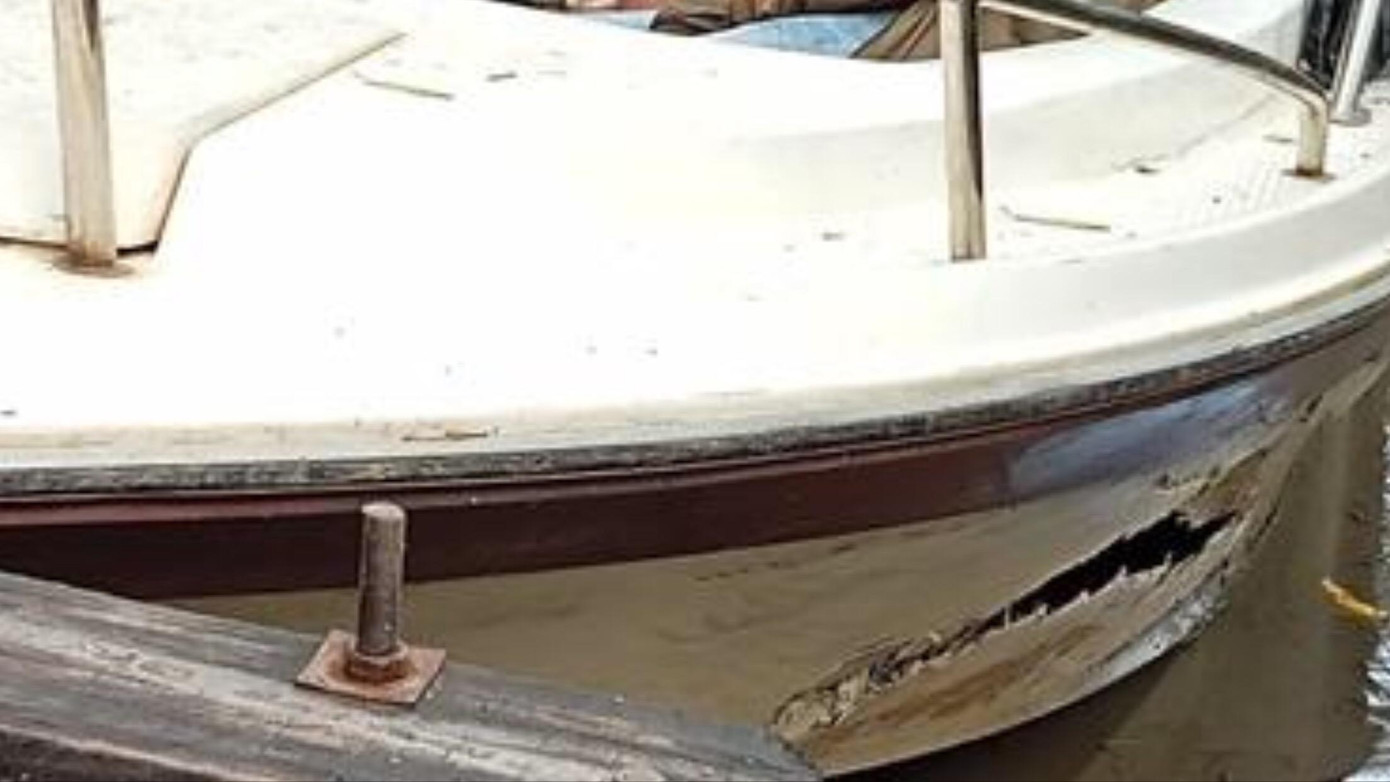 Ca nô của Công an bị ghe cát đâm thủng Ca nô của Công an bị ghe cát đâm thủng