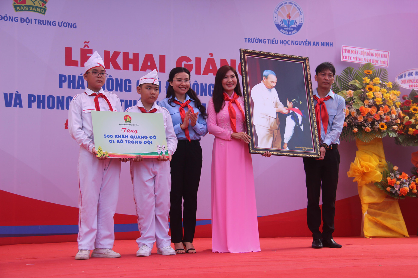 Bí thư Trung ương Đoàn Nguyễn Phạm Duy Trang tặng quà cho tổ chức Đội và đội viên Trường Tiểu học Nguyễn An Ninh