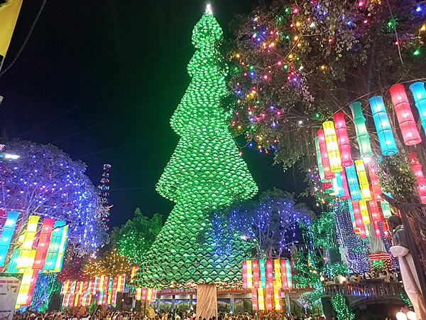 Cây thông được làm từ 2,5 ngàn chiếc nón lá Cây thông được làm từ 2,5 ngàn chiếc nón lá