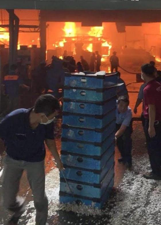 Công nhân đang di dời tài sản ra khỏi khu vực cháy Công nhân đang di dời tài sản ra khỏi khu vực cháy