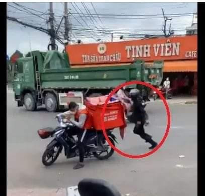 Đối tượng cướp chạy thoát ra ngoài ngân hàng