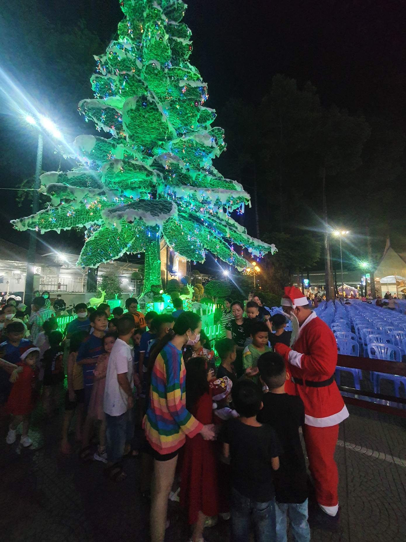 Ông già Noel tặng quà cho trẻ em Ông già Noel tặng quà cho trẻ em