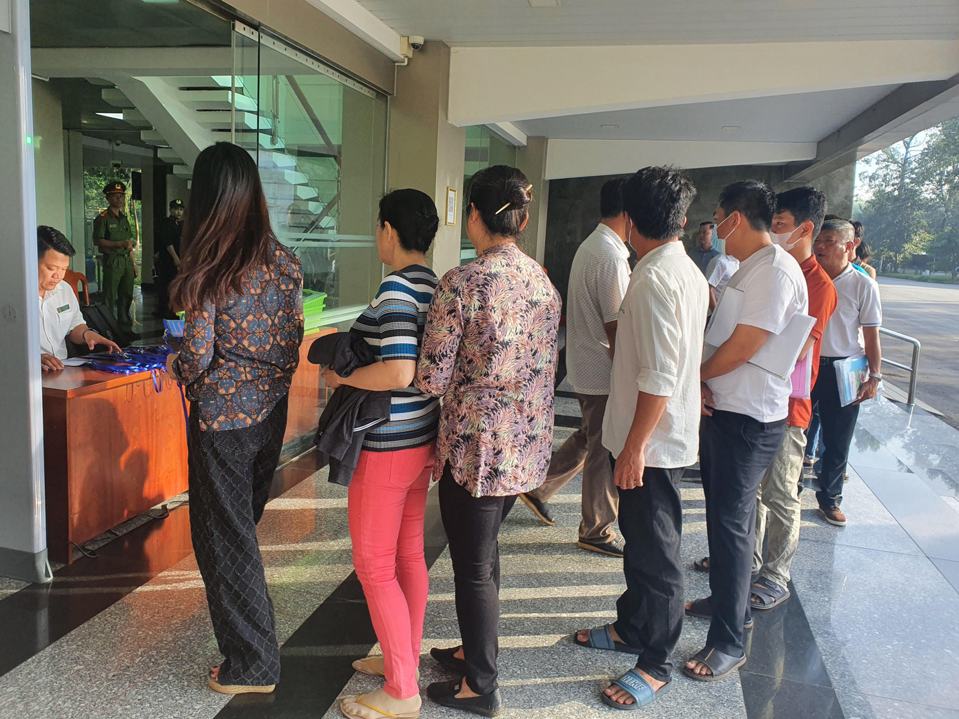 Các bị cáo được tại ngoại đến phiên tòa Các bị cáo được tại ngoại đến phiên tòa