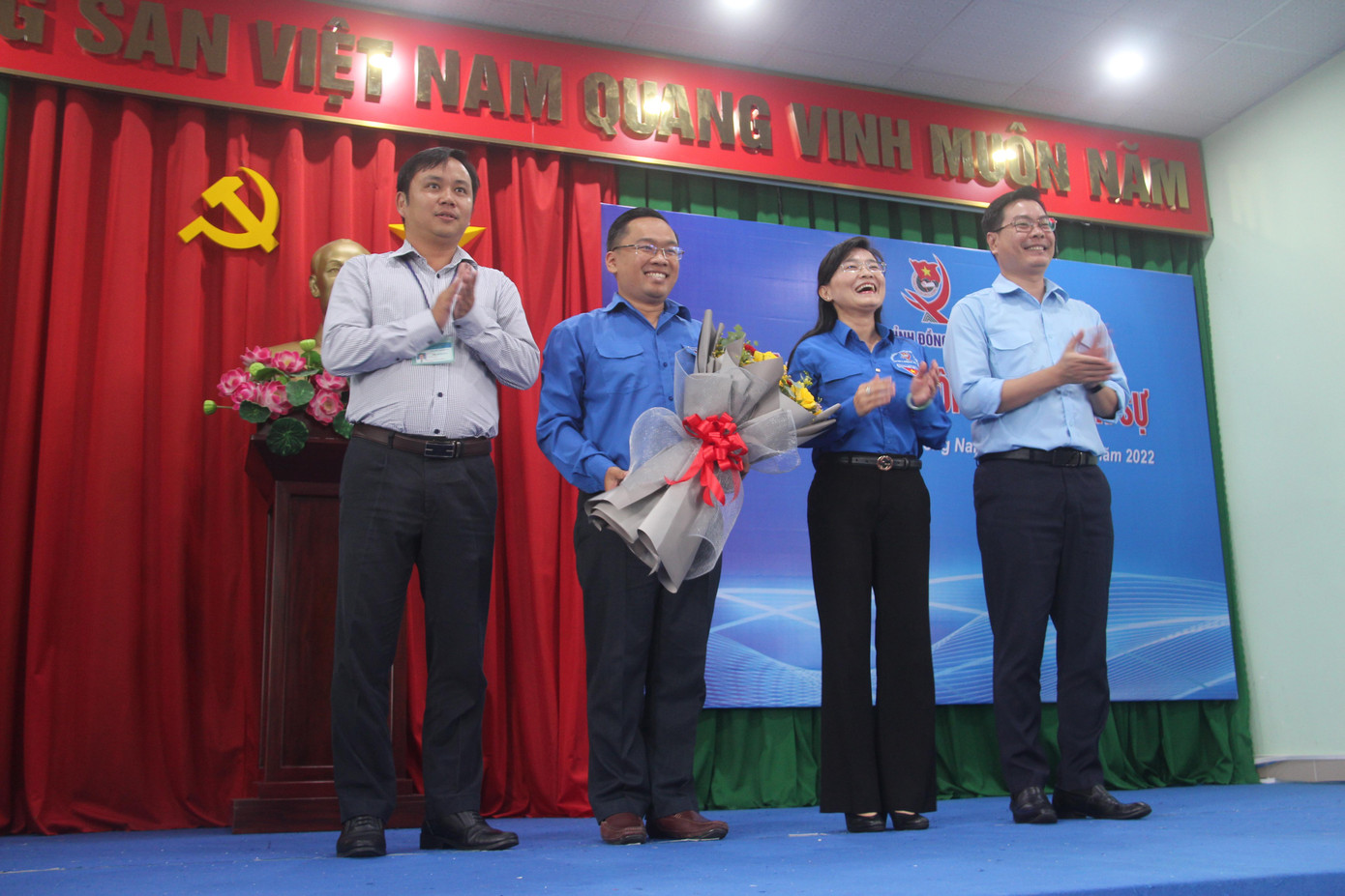 Anh Nguyễn Minh Kiên nhận hoa chúc mừng