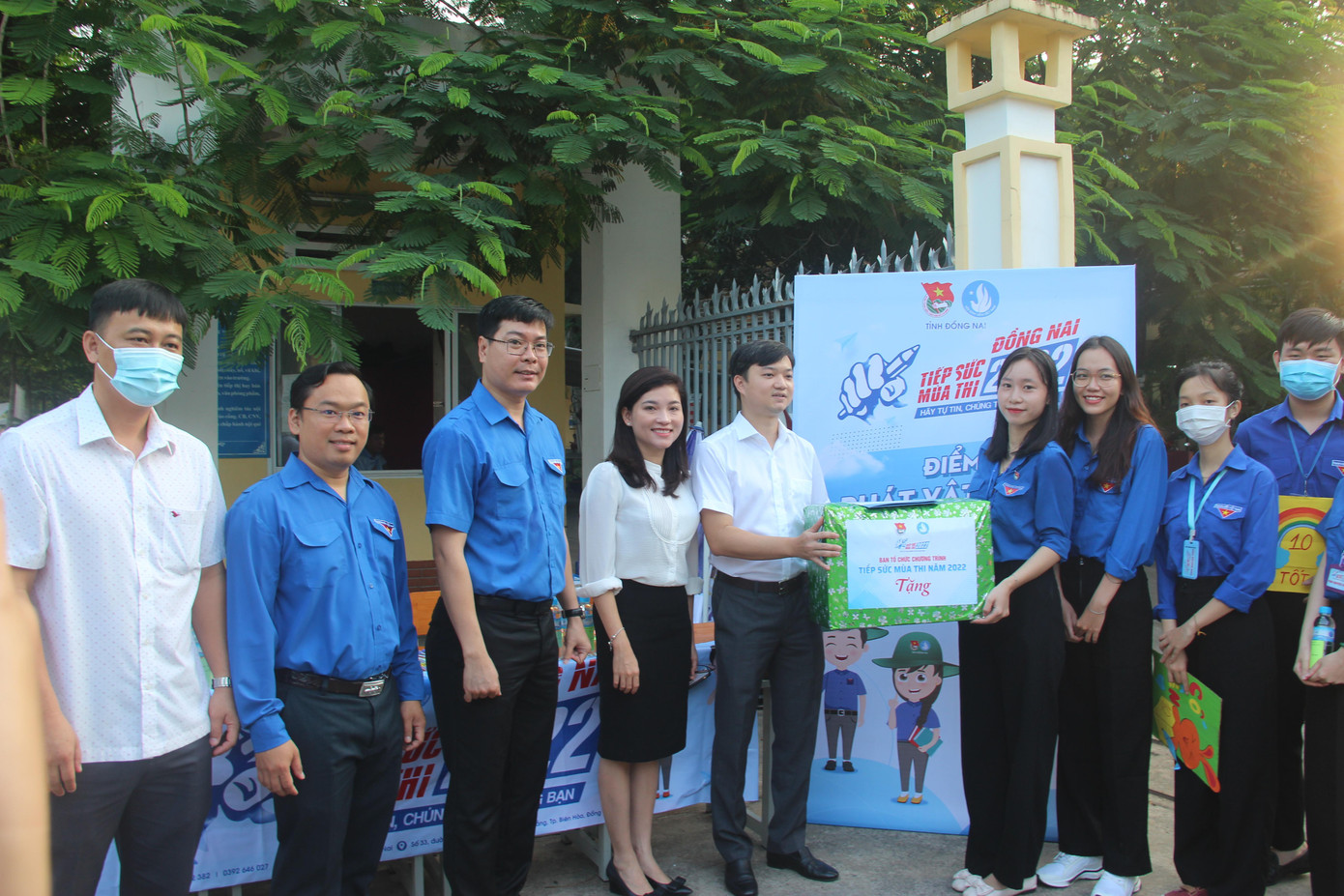 Bí thư T.Ư Đoàn Nguyễn Minh Triết động viên tặng quà các đội hình &quot;Tiếp sức mùa thi&quot;