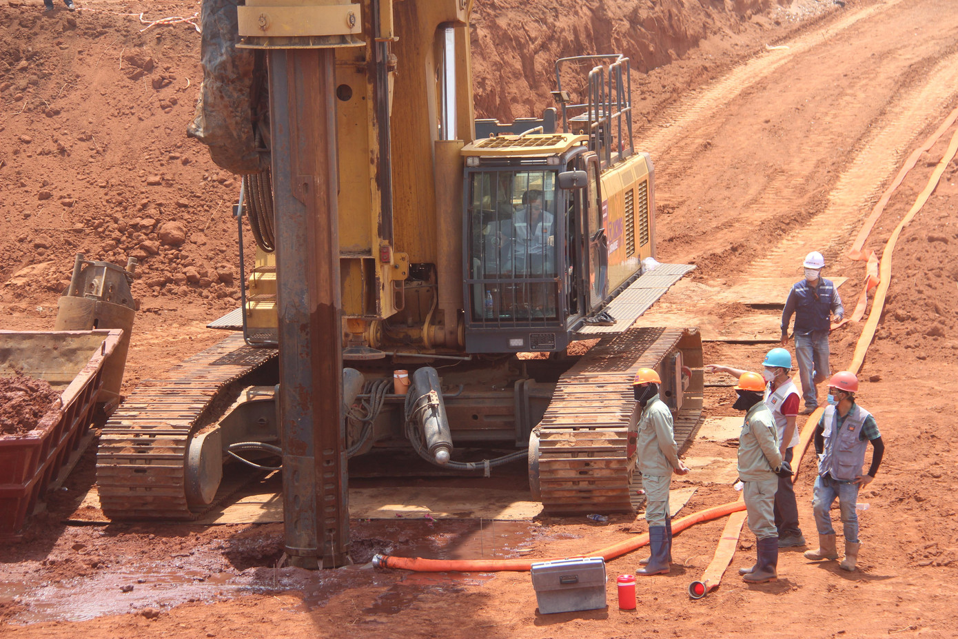 Khoan nhồi móng cọc nhà ga hành khách