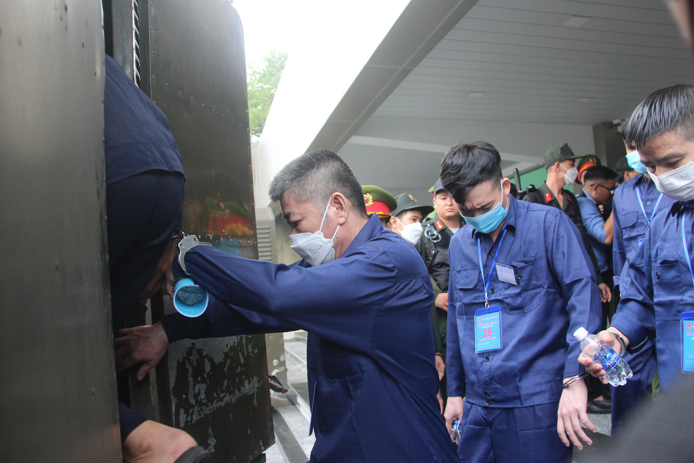 Các bị cáo được dẫn giải ra xe Các bị cáo được dẫn giải ra xe