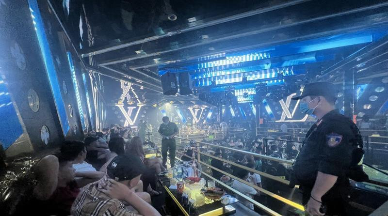 Thời điểm cơ quan chức năng kiểm tra quán bar LV Thời điểm cơ quan chức năng kiểm tra quán bar LV