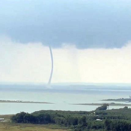 Vòi rồng tạo cột nước cao hàng trăm met trên mặt hồ