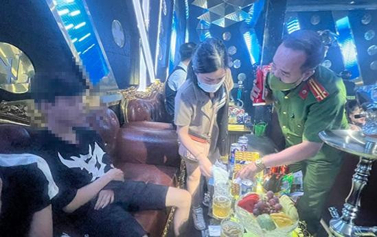 Thời điểm công an kiểm tra quán bar LV Club