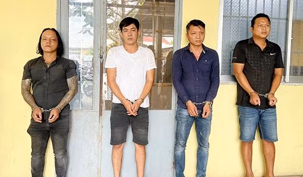4 đối tượng bảo kê bị bắt giữ 4 đối tượng bảo kê bị bắt giữ