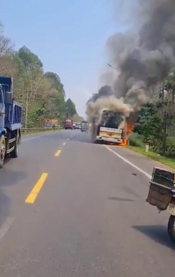 Hiện trường vụ cháy xe khách