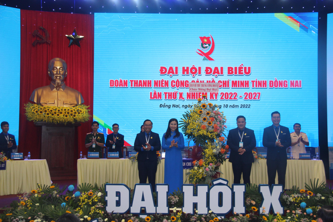 Bí thư T.Ư Đoàn Nguyễn Phạm Duy Trang (thứ 2 từ bên trái qua) tặng hoa chúc mừng Đại hội Bí thư T.Ư Đoàn Nguyễn Phạm Duy Trang (thứ 2 từ bên trái qua) tặng hoa chúc mừng Đại hội