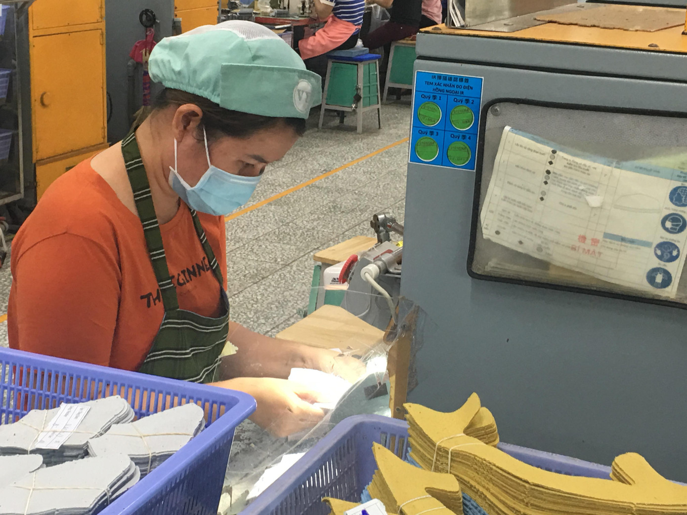 Công nhân sản xuất tại Cong ty Pousung. Công nhân sản xuất tại Cong ty Pousung.