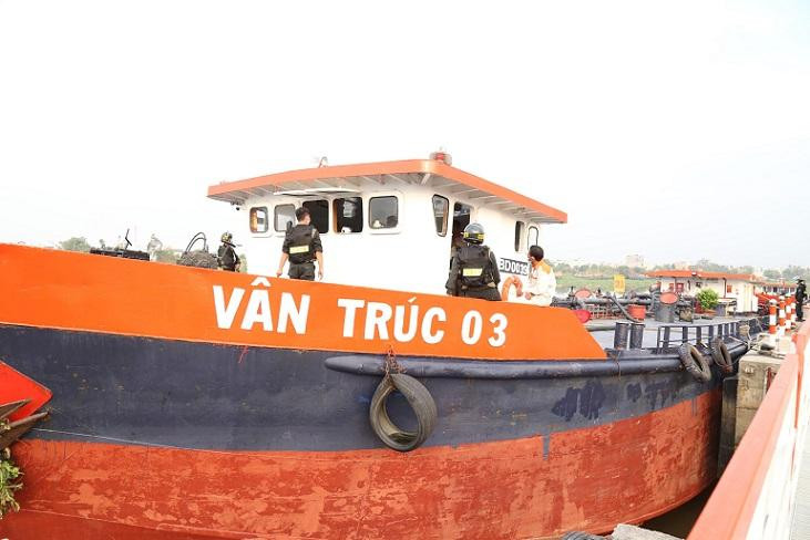 Một chiếc trong đội tàu Vân Trúc chở xăng lậu bị công an bắt giữ