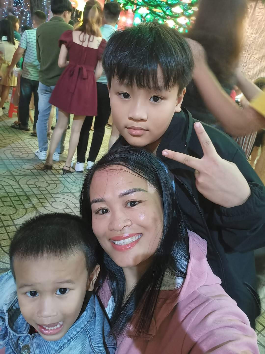 Một gia đình check in với cây thông nón lá Một gia đình check in với cây thông nón lá