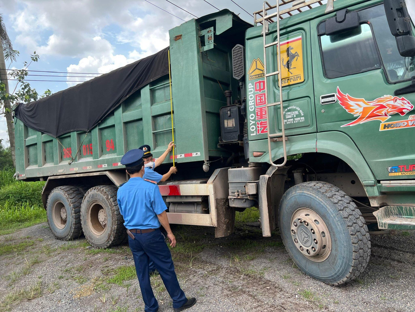 Lực lượng chức năng kiểm tra một xe tải cơi nới thùng Lực lượng chức năng kiểm tra một xe tải cơi nới thùng