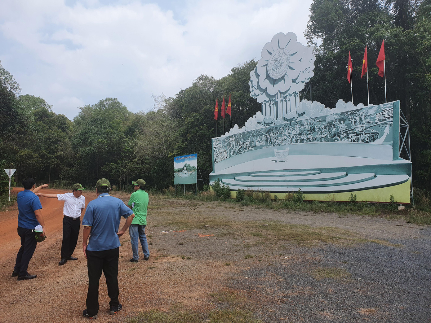 Khu vực này có 2 di tích lịch sử cấp Quốc Gia là căn cứ Khu ủy miền Đông và Chiến khu D. Khu vực này có 2 di tích lịch sử cấp Quốc Gia là căn cứ Khu ủy miền Đông và Chiến khu D.