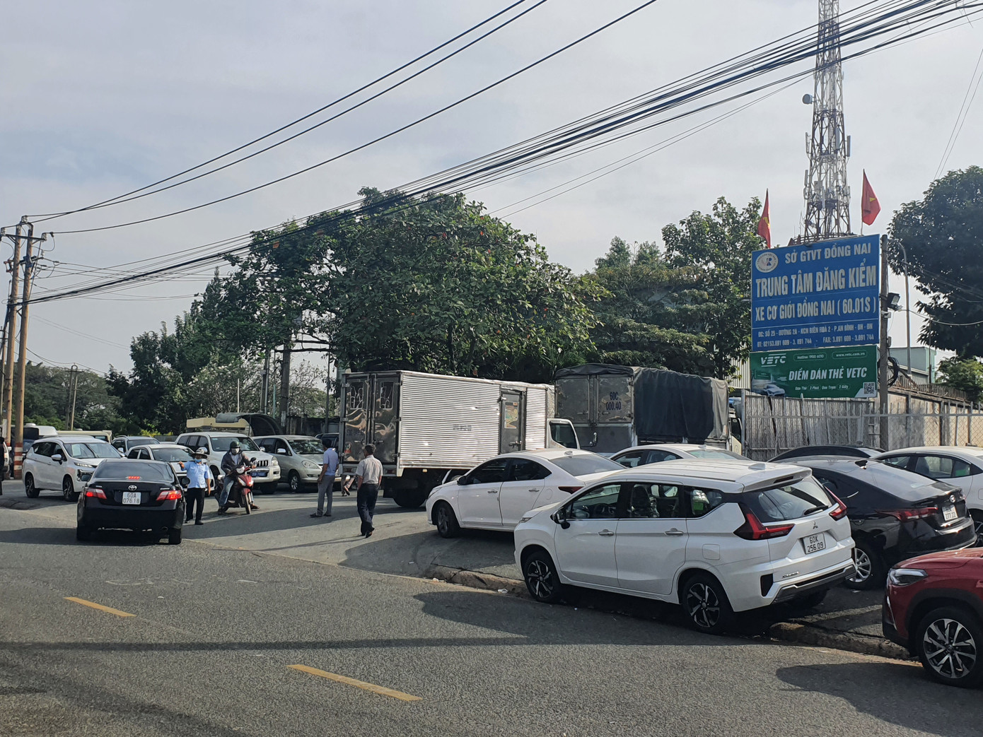 Rất đông phương tiện xếp hàng chờ đến lượt đăng kiểm tại Trung tâm đăng kiểm 6001S (TP Biên Hòa)