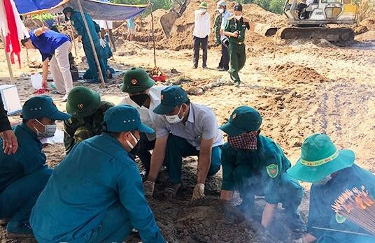 Lực lượng chức năng triển khai tìm kiếm hài cốt