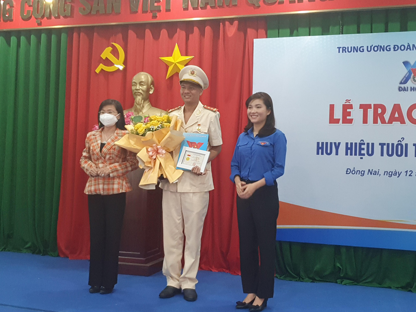 Tặng Huy hiệu dũng cảm cho Đại úy Thái Ngô Hiếu Tặng Huy hiệu dũng cảm cho Đại úy Thái Ngô Hiếu